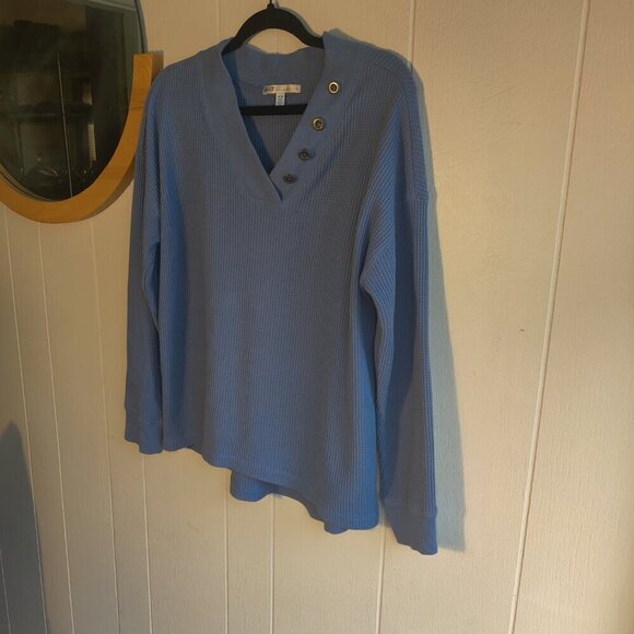 Cotton Pullover in a Waffle weave fabric. Blue Grey Colorway V-neck with buttons - Picture 6 of 6